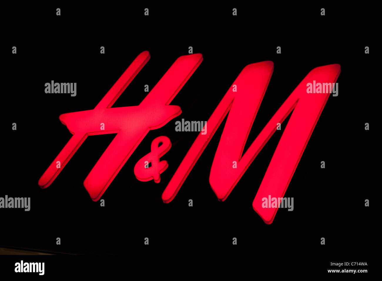 H&M Logo sul negozio di fronte a West End e Oxford Street; illuminata di notte; Londra; Inghilterra; Regno Unito Foto Stock