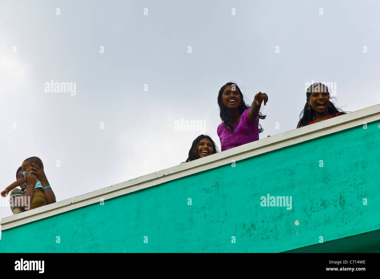 Le ragazze adolescenti avendo divertimento su un balcone in Quilon, Kerala, India. Foto Stock