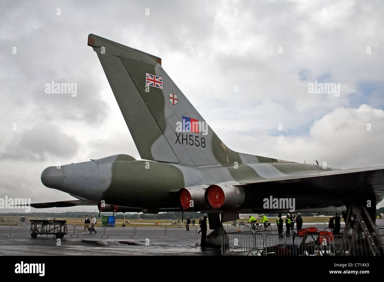 L'Avro Vulcan XH558 ha eseguito una memorabile esibizione di volo al Farnborough International Airshow, dimostrando le sue impressionanti capacità e l'eredità del velivolo nella storia dell'aviazione. Foto Stock