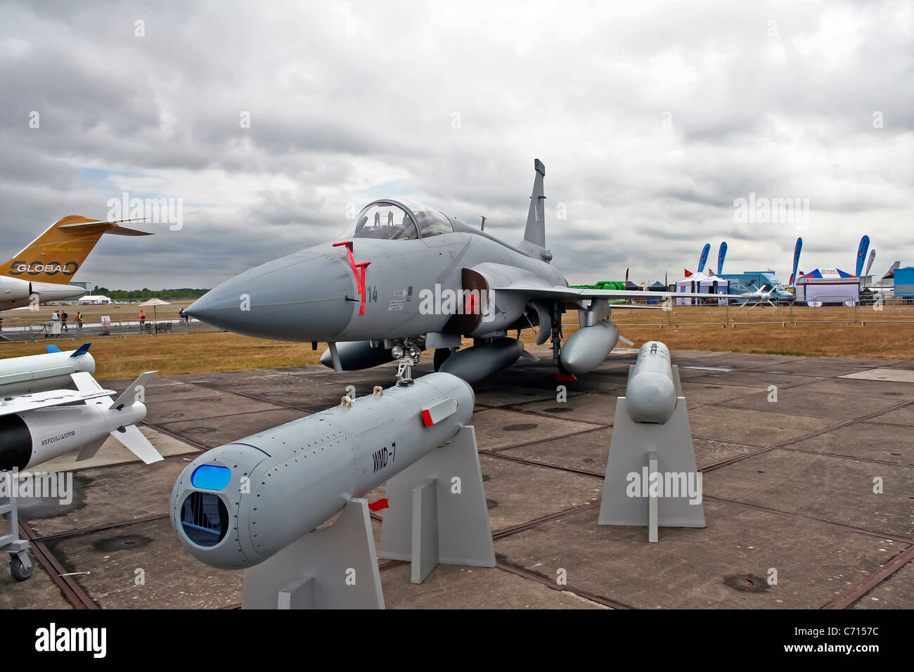 Il Pakistan complesso aeronautico JF-17 Thunder 10-113 a Farnborough Airshow internazionale Foto Stock