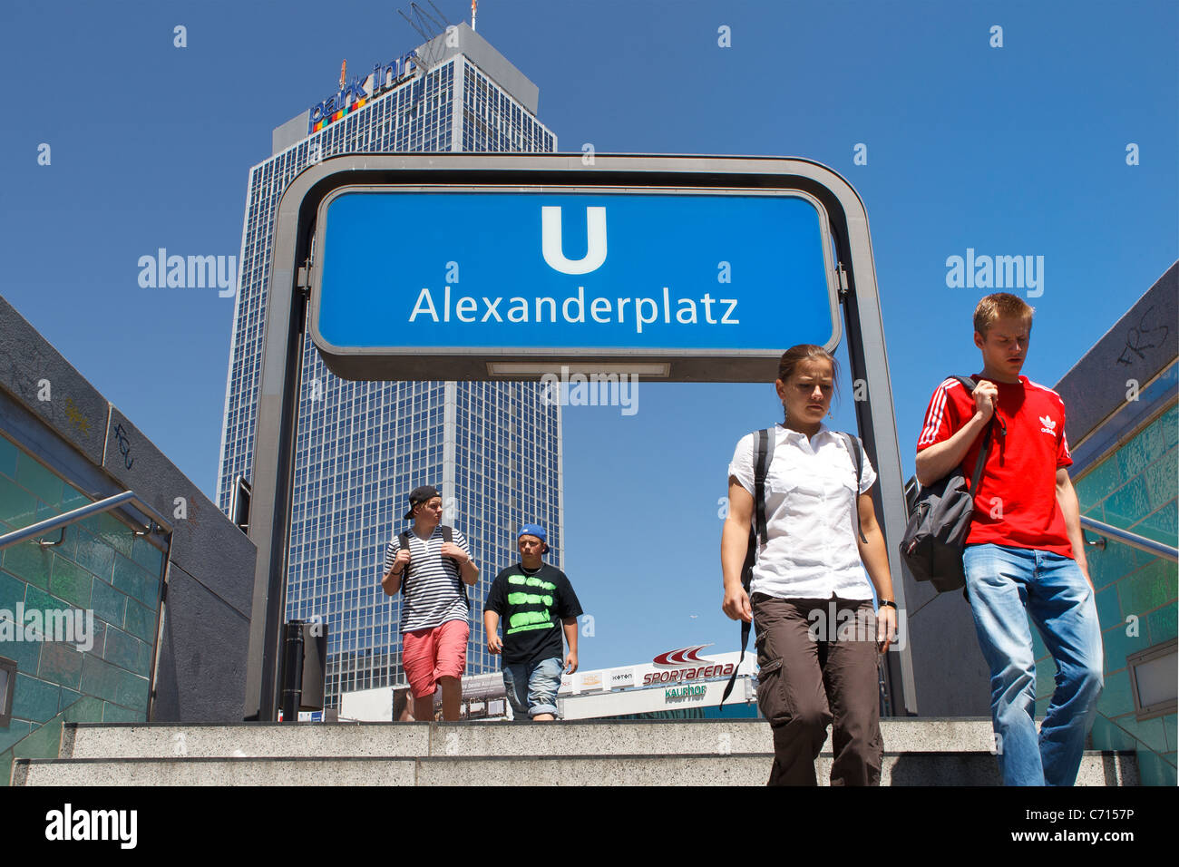 Alexanderplatz ubahn segno ingresso giovani ragazzi adolescenti u bahn persone Park inn Berlin Germania Foto Stock