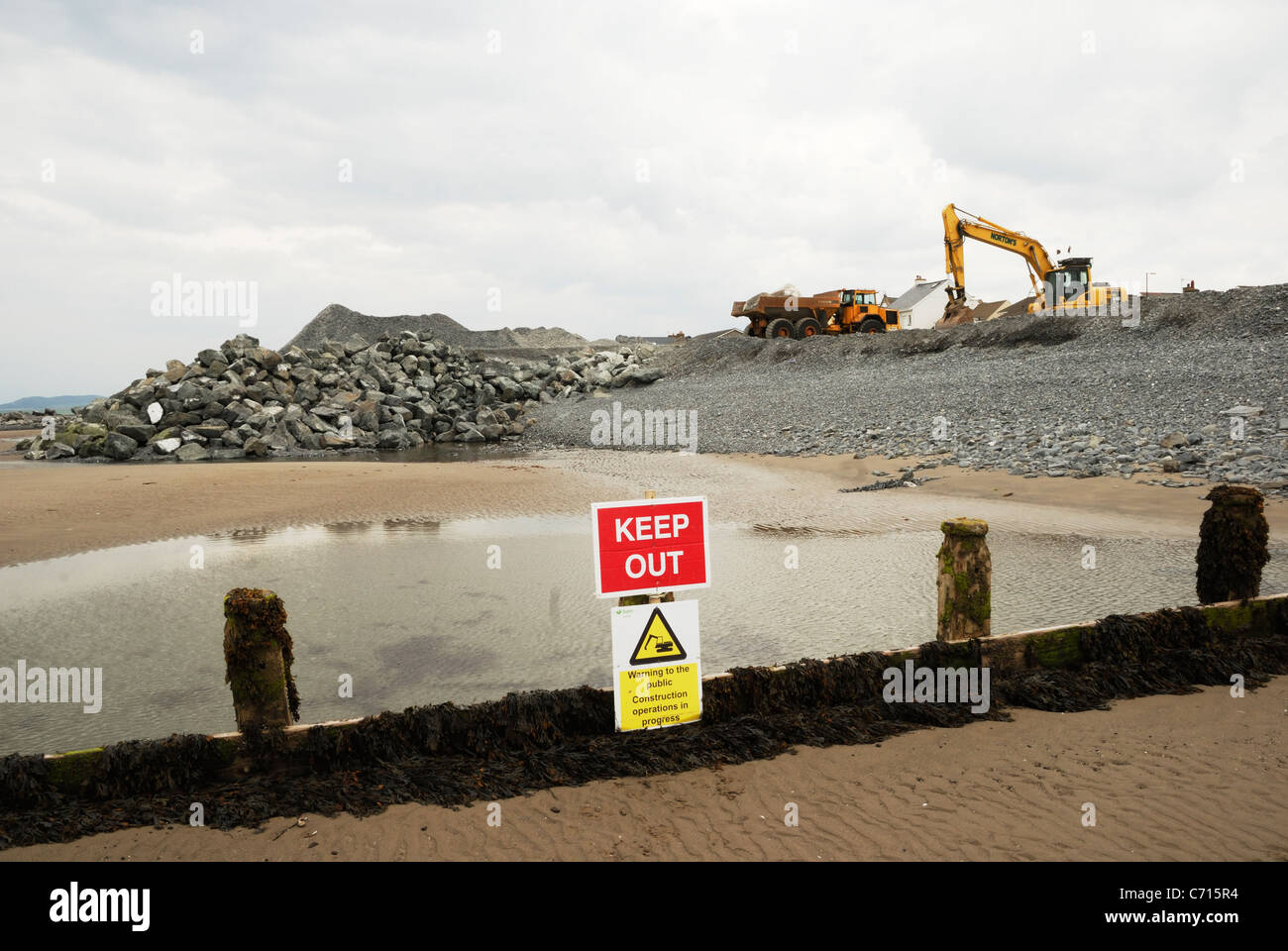 Costruzione di macchinari mare difese a Borth, Ceredigion, Galles. Foto Stock