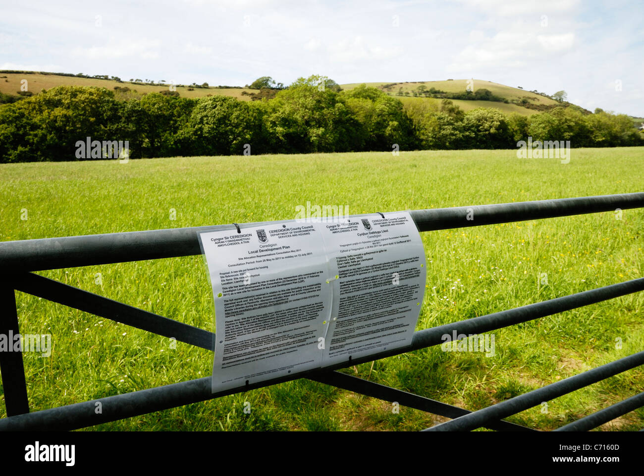 Avviso di applicare per il greenfield terreni agricoli per essere inclusi in aree adatte per edilizia, Galles. Foto Stock