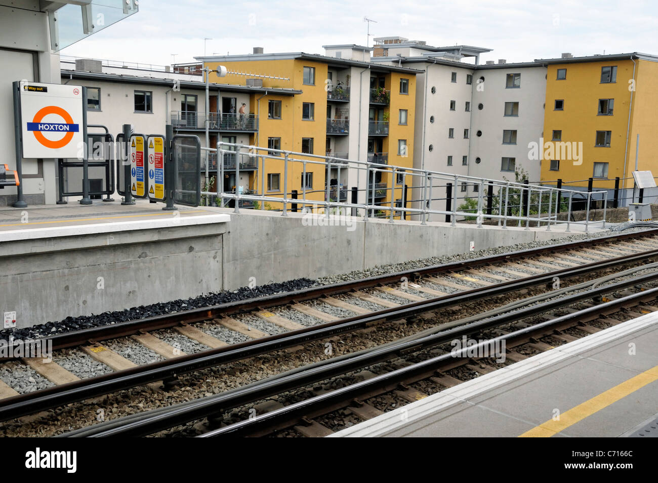 Hoxton Station con appartamenti vicino alla linea ferroviaria Londra Inghilterra REGNO UNITO Foto Stock