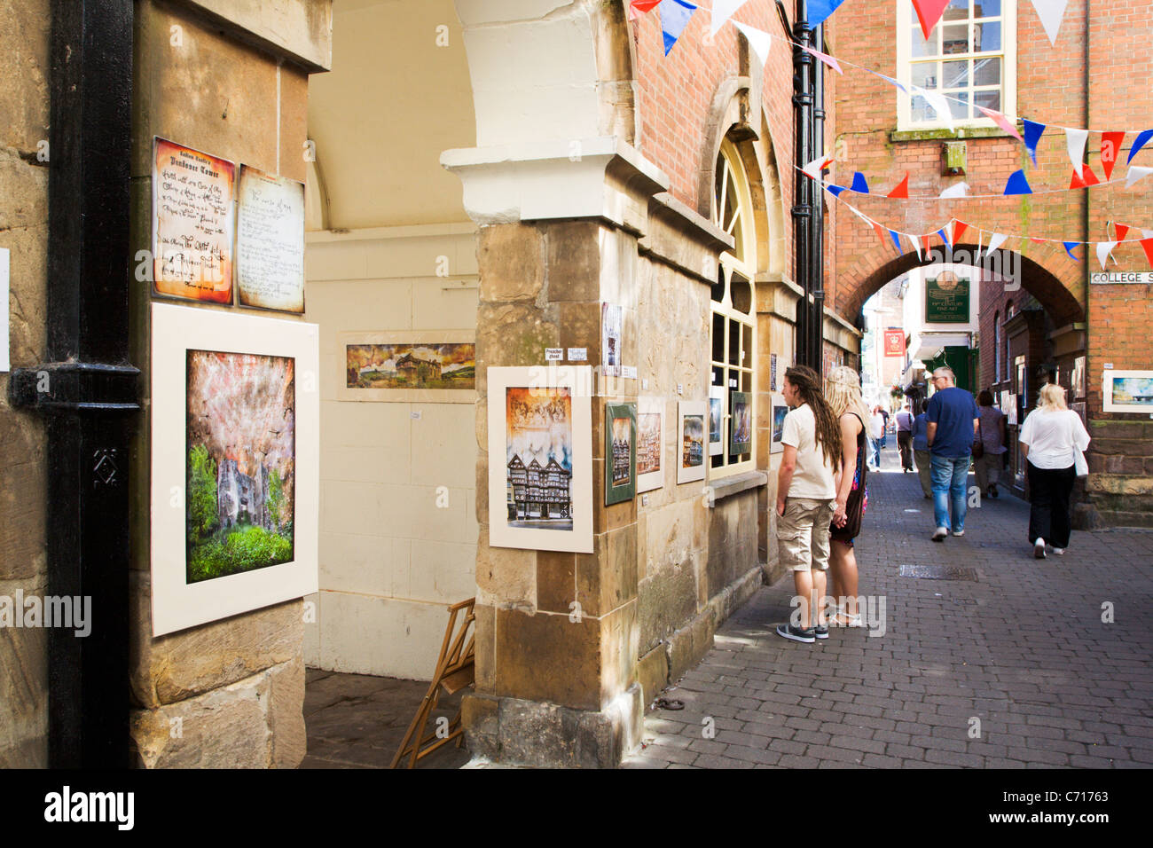 Display di arte presso la Buttercross Ludlow Shropshire Inghilterra Foto Stock