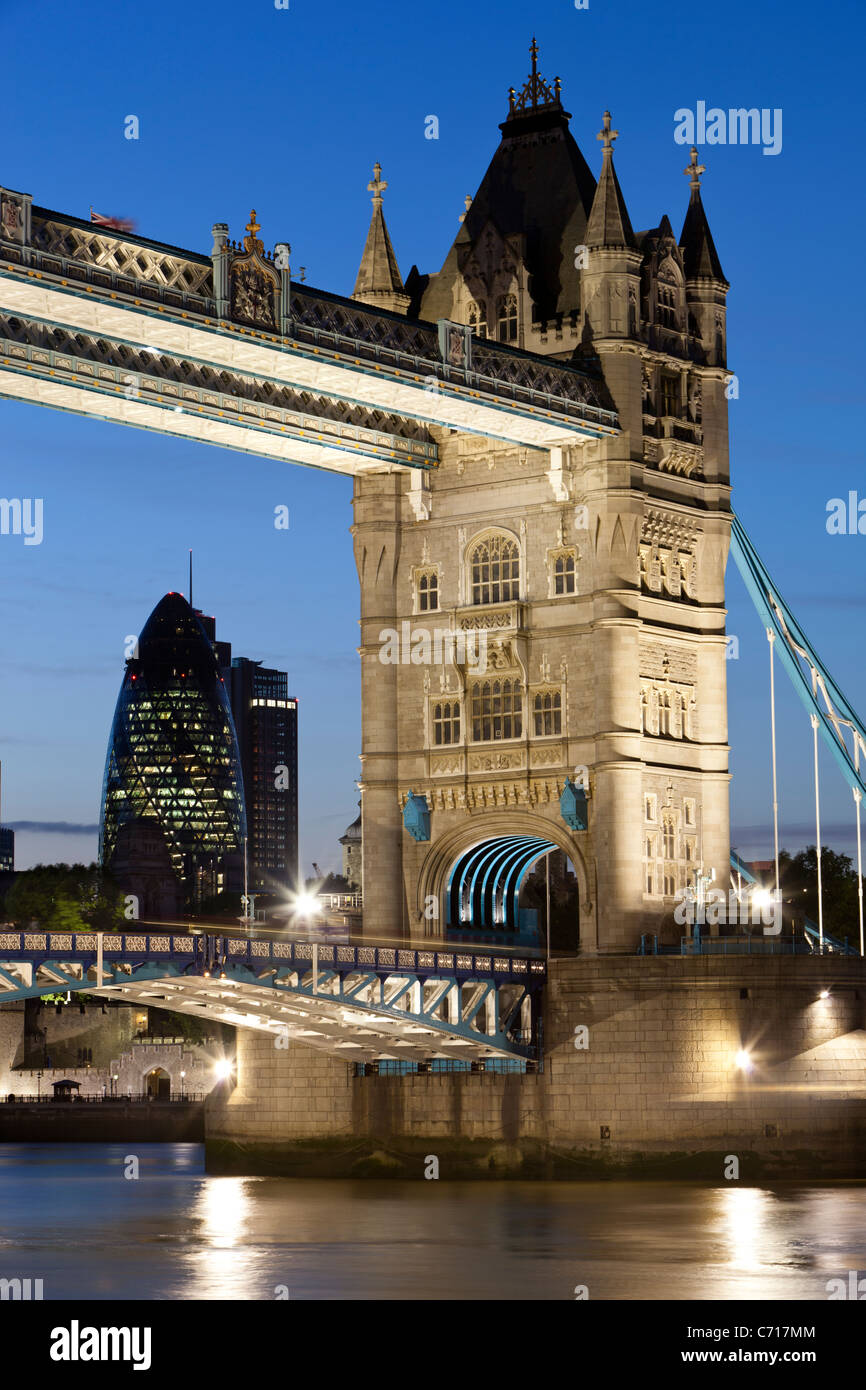 Il Tower Bridge e il Gherkin (30 St Mary Axe) al tramonto Foto Stock