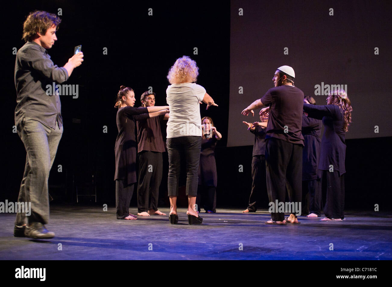 Seminterrato Martef Teatro giovani attori eseguire 'la forza di dire" in onore di sopravvissuti all Olocausto. Gerusalemme, Israele. 07/09/2011. Foto Stock