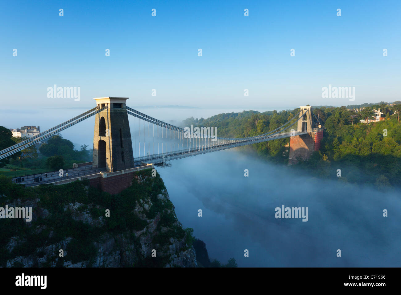 Nebbia di mattina in the Avon Gorge presso il ponte sospeso di Clifton. Bristol. In Inghilterra. Regno Unito. Foto Stock