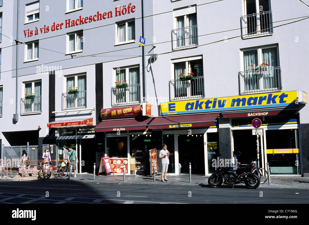 La EDEKA aktiv super mercato di fronte Hackesche Höfe a Rosenthaler Strasse nel quartiere Mitte di Berlino. Foto Stock