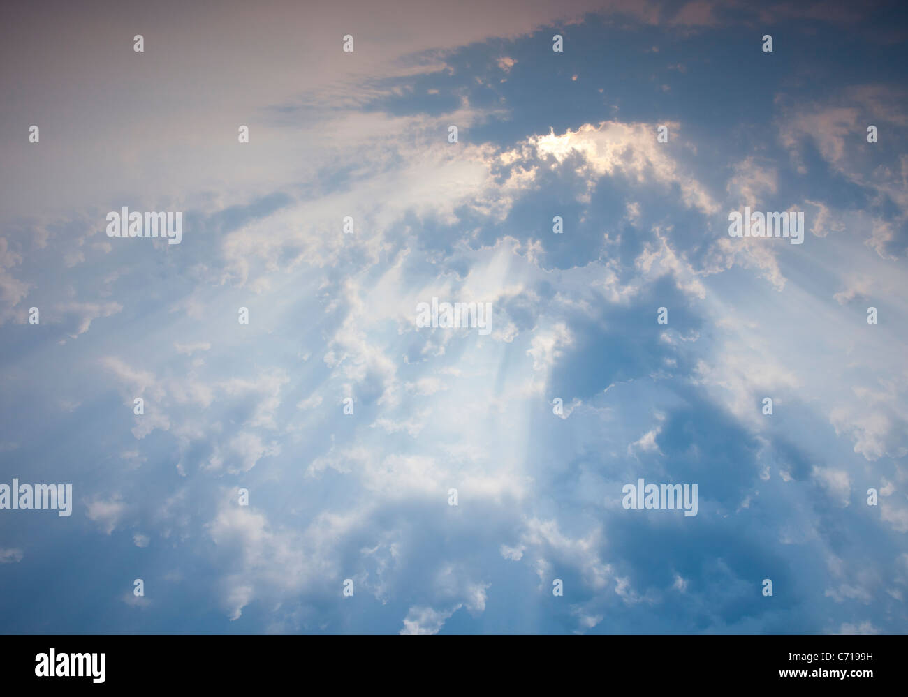 Raggi di sole attraverso le nuvole Foto Stock