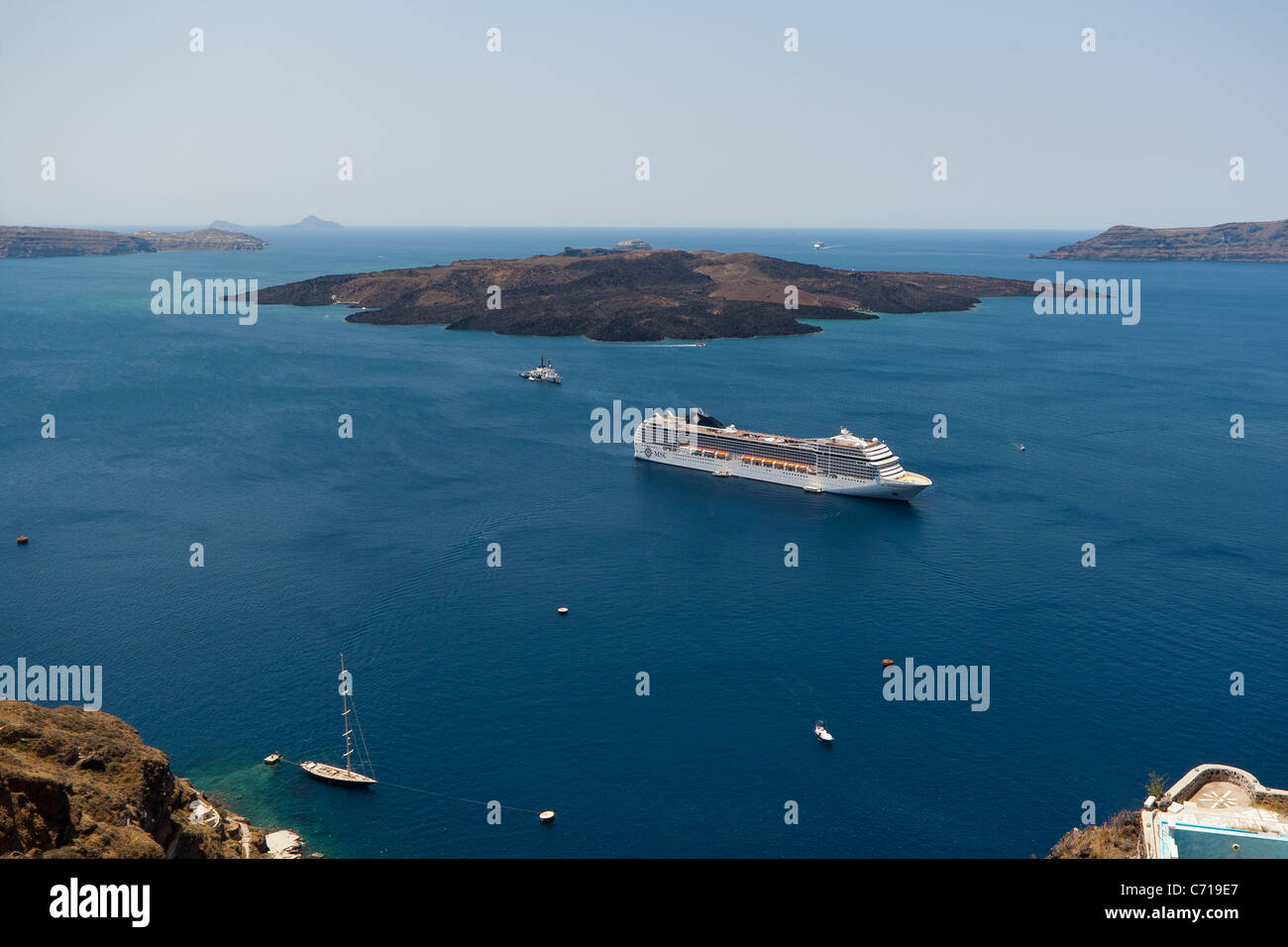 Caldera con la nave di crociera, Fira, Santorini, Grecia Foto Stock