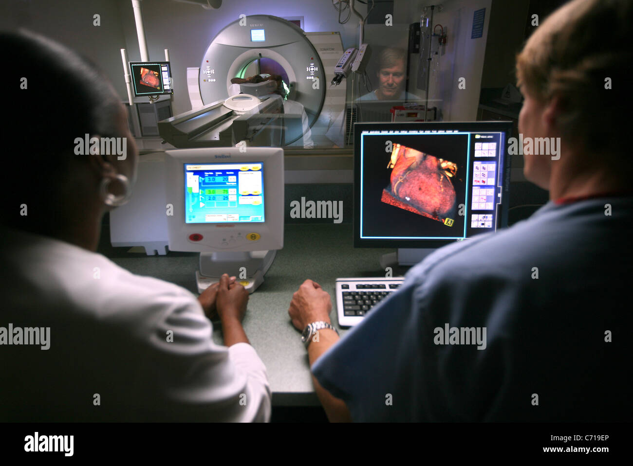 Un medico e tech di guardare al di sopra di una scansione. Foto Stock