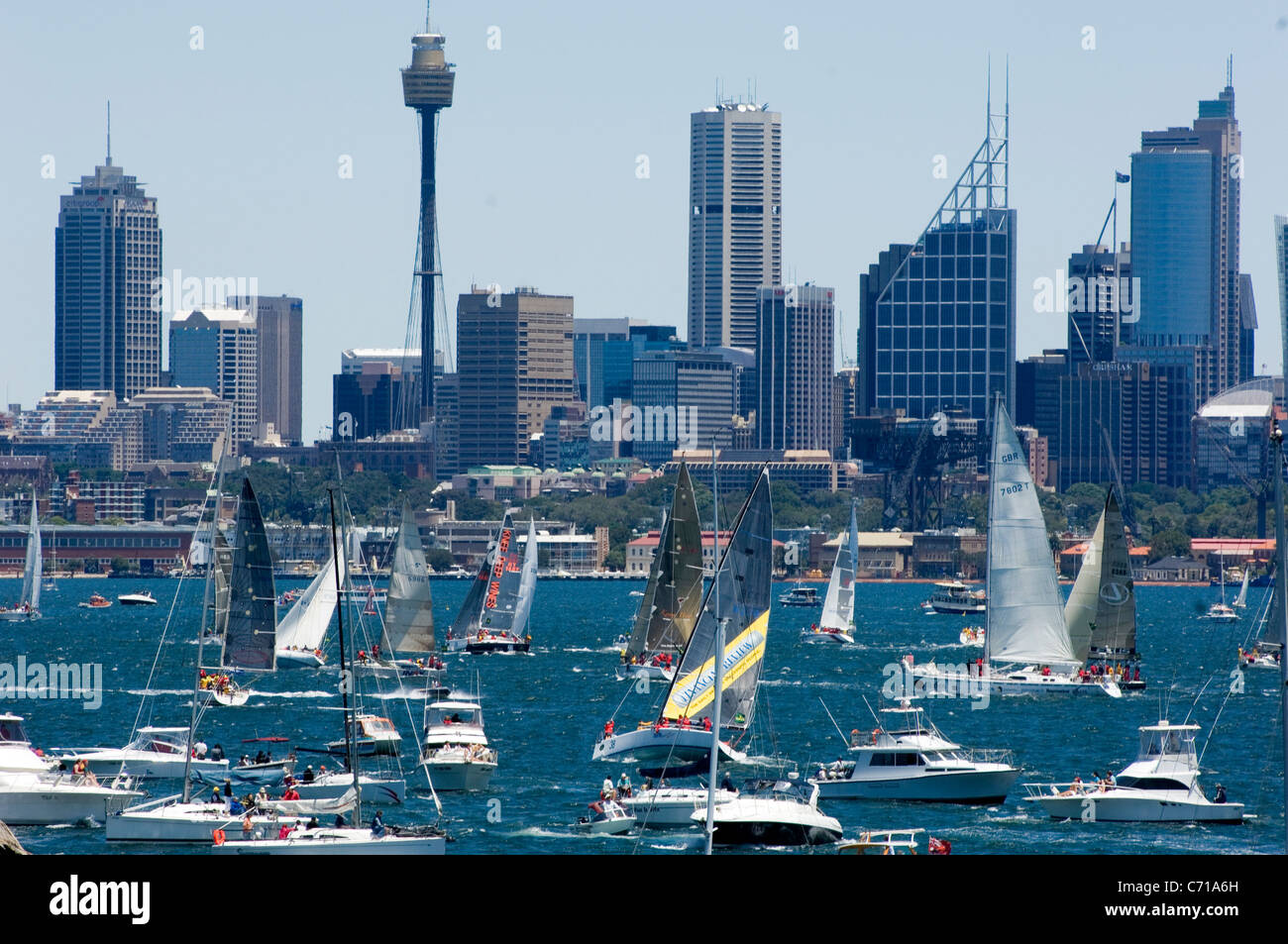 Il Porto di Sydney è affollato di barche durante le ore prima dell'annuale Sydney Hobart yacht race su Boxing Day. Foto Stock