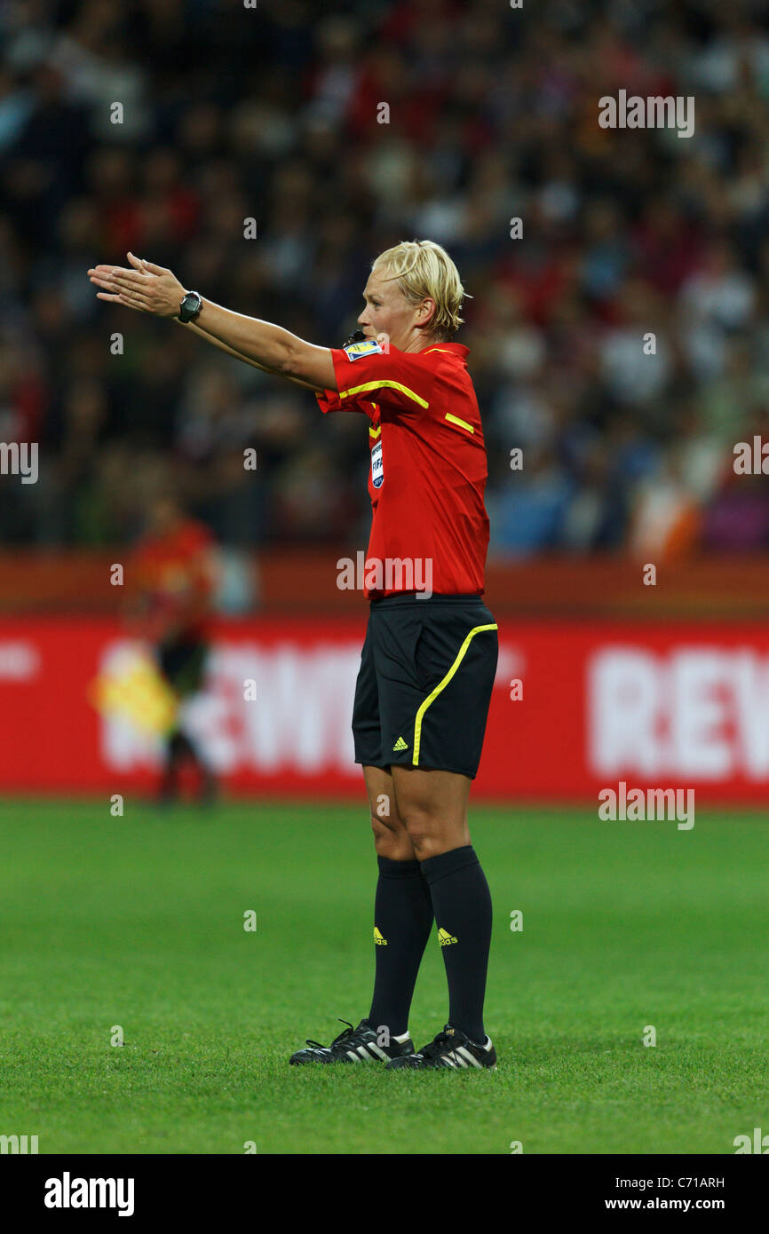 L'arbitro Bibiana Steinhaus fischietta e gesti a tempo pieno al termine del gioco regolamentare durante la finale della Coppa del mondo femminile tra USA e Giappone. Foto Stock