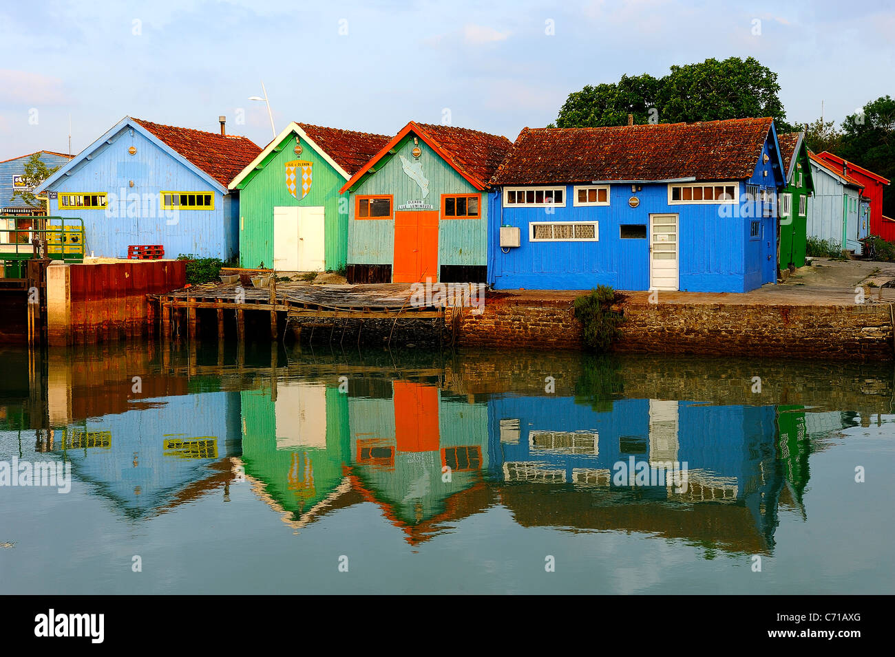 Colorato ostricoltori' capanne nel villaggio di Chateau d'Oleron, Oleron Island, Charente Maritime, Francia Foto Stock