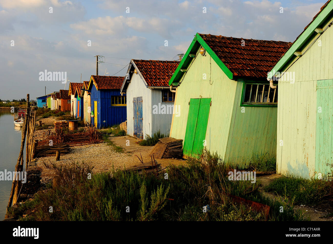Colorato ostricoltori' capanne nel villaggio di Chateau d'Oleron, Oleron Island, Charente Maritime, Francia Foto Stock
