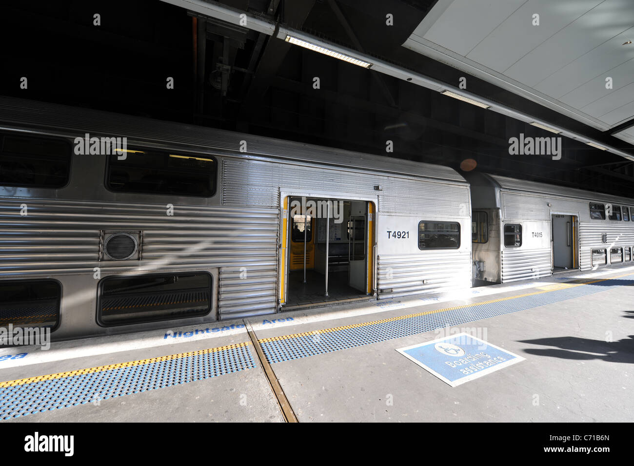 treno alla stazione ferroviaria di Circular Quay, Sydney, New South Wales, Australia Foto Stock
