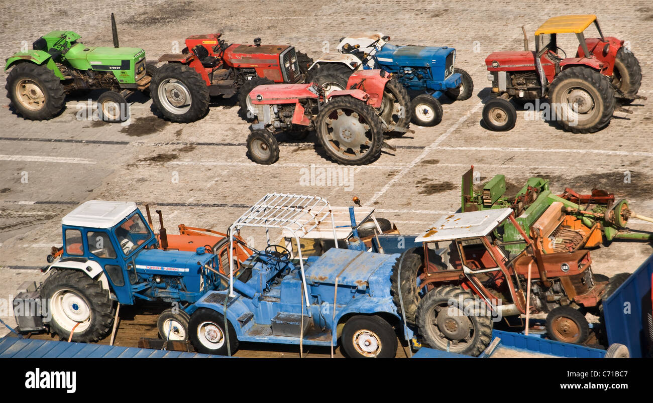 Veicoli agricoli sulla banchina in attesa di esportazione. Foto Stock