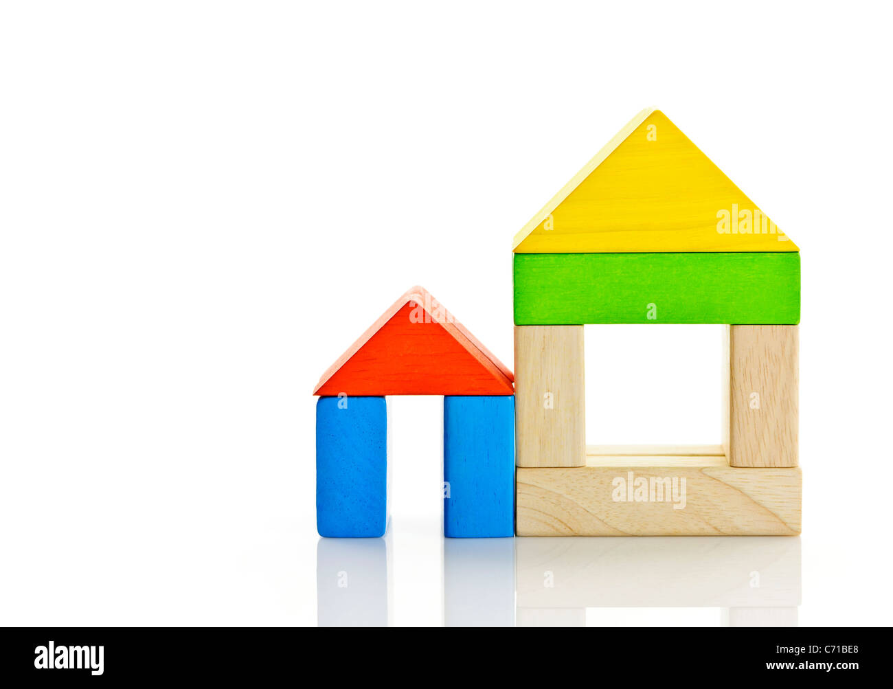 Case costruite al di fuori del giocattolo di legno blocchi di costruzione Foto Stock