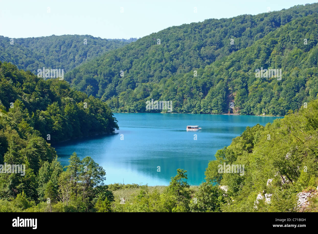 Lago nel profondo della foresta nel parco nazionale dei Laghi di Plitvice in Croazia Foto Stock