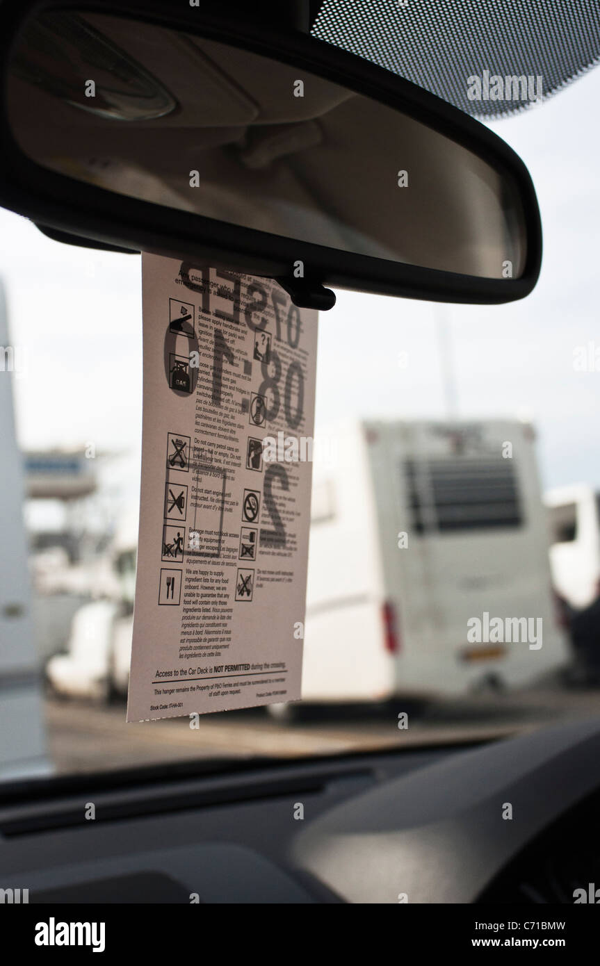 Biglietto "appendiabiti" su Auto Specchio retrovisore per salire a bordo di un canale trasversale Ferry Foto Stock