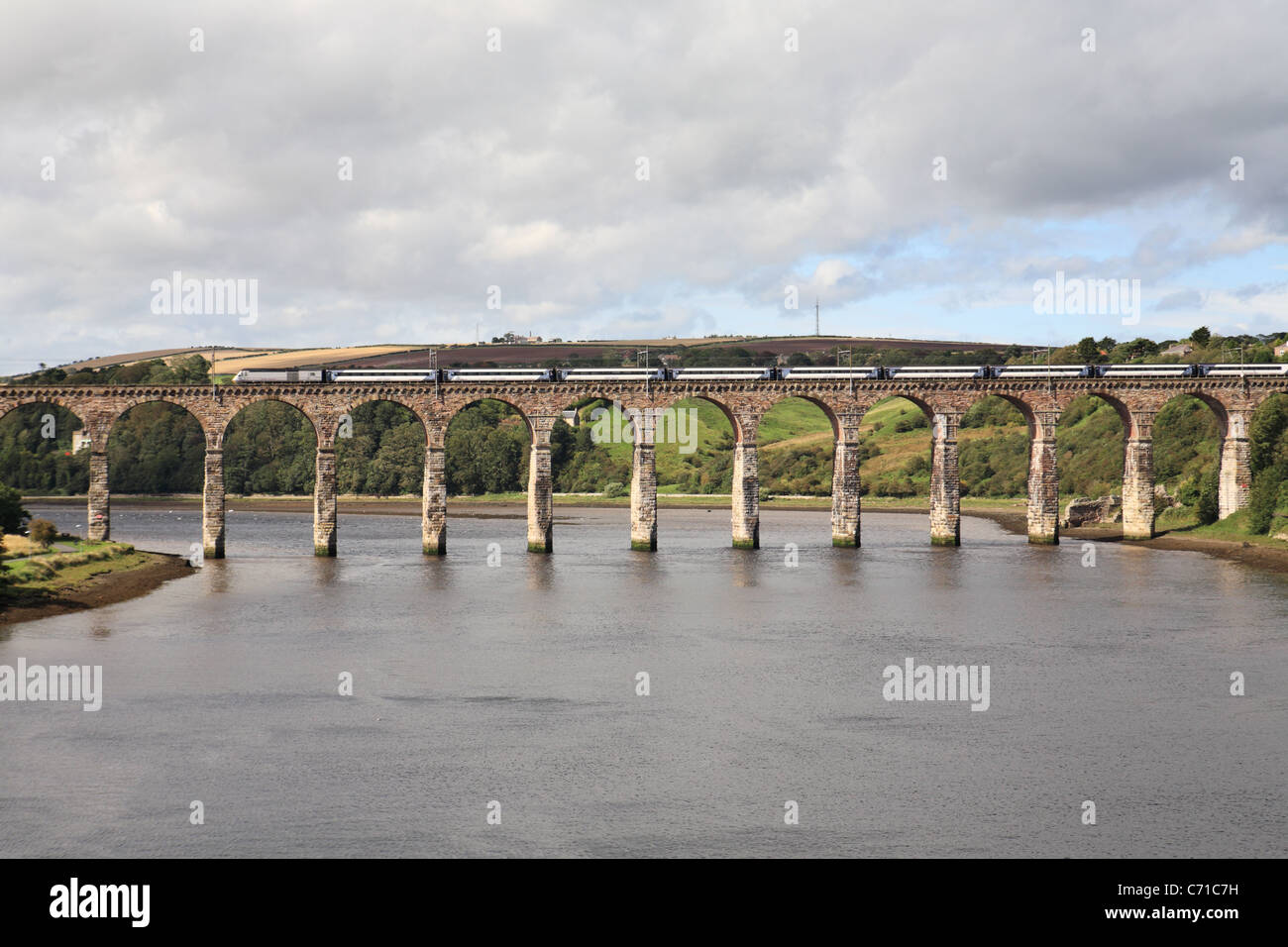 Una costa orientale di un treno ad alta velocità attraversa la frontiera reale ponte sopra il fiume Tweed in Berwick, Northumberland, England, Regno Unito Foto Stock