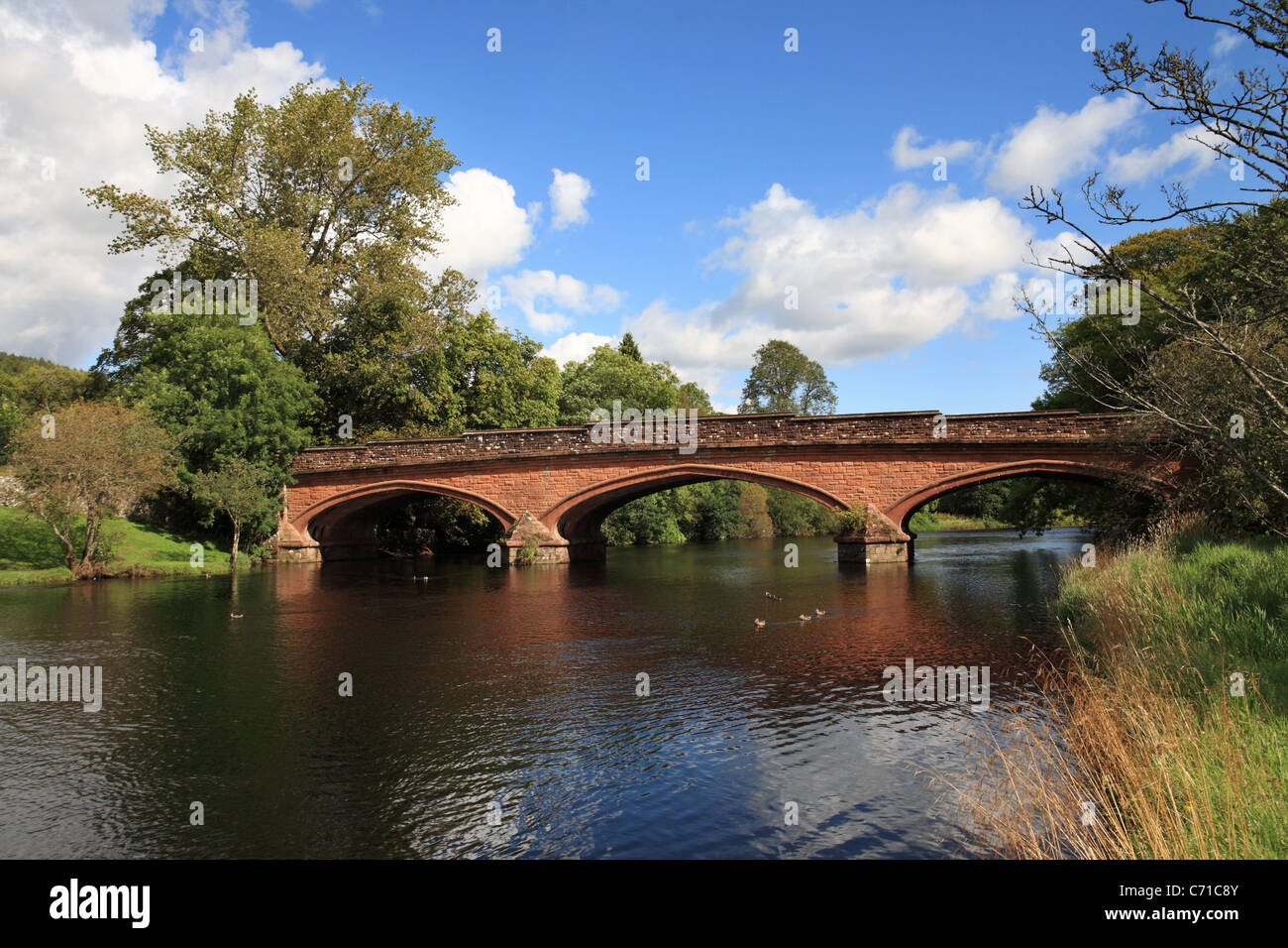 Il ponte rosso sul fiume Teith a Callander, Perthshire, Scotland, Regno Unito Foto Stock