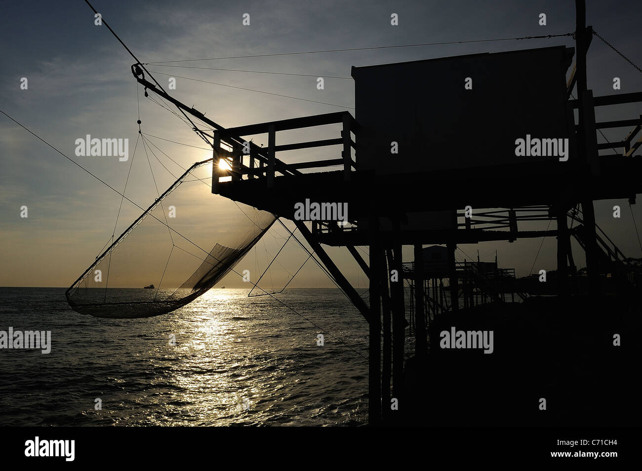 Capanna di pesca con rete durante la fase di un tramonto sull estuario Gironde, Saint palais sur Mer Charente Maritime, Francia Foto Stock