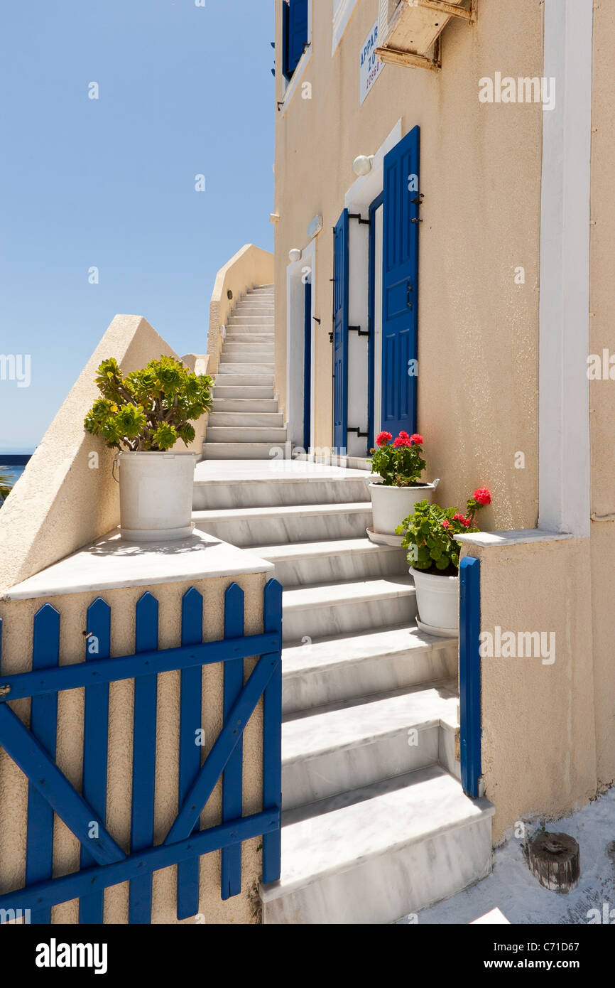 Al di fuori di una casa greca a Imerovigli, Santorini, Grecia Foto Stock