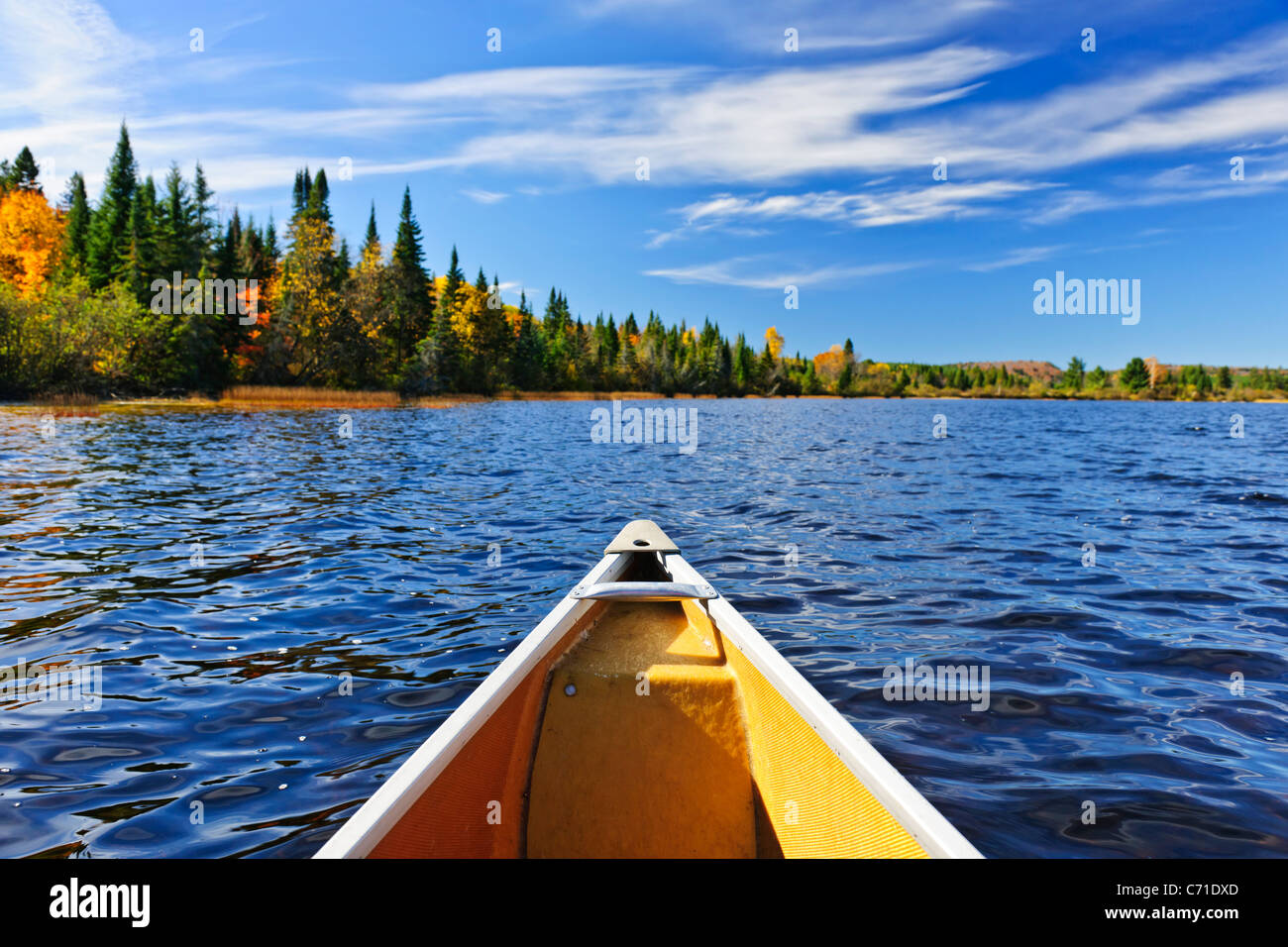 Prua di canoa sul Lago dei due fiumi, Ontario, Canada Foto Stock