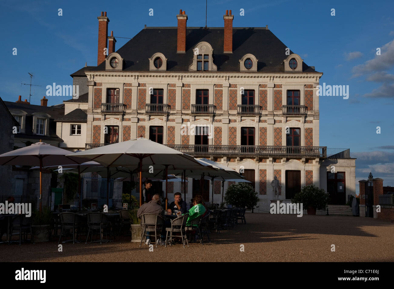 Cafe su Place du Chateau con la Maison de la Magie - Casa della Magia; Blois; Valle della Loira; Francia; Foto Stock