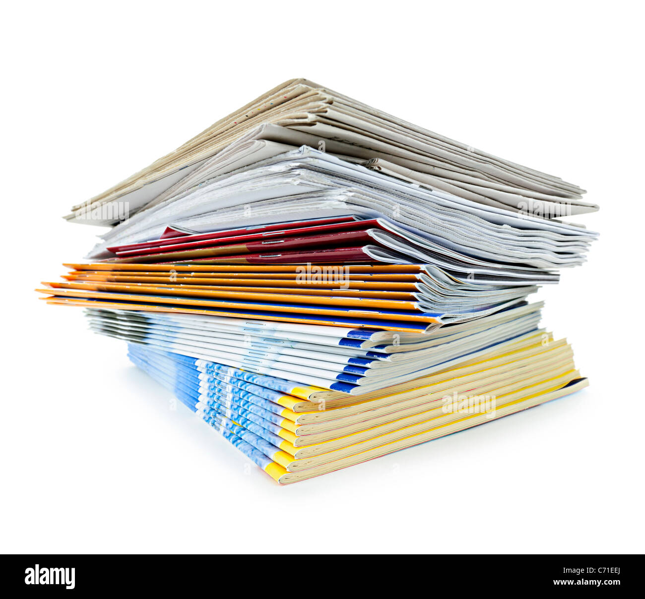La carta stampata pubblicazioni impilati in una pila isolato su bianco Foto Stock