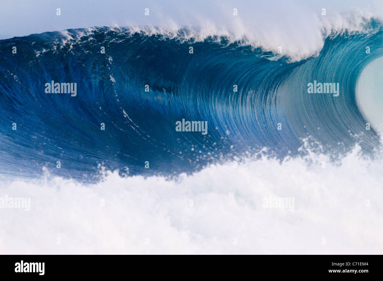 Un'onda rompe in fuori dalla parete nelle Hawaii. Foto Stock