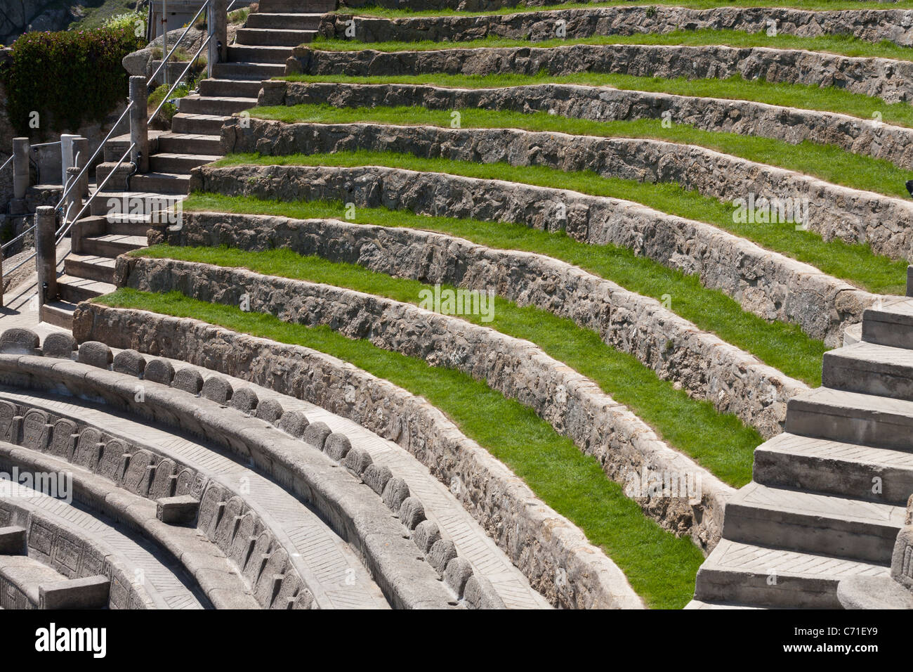 Grassy posti a sedere presso il Teatro Minack. Battute erbosa servire come posti a sedere informali presso la scogliera lato - Teatro Minack Foto Stock