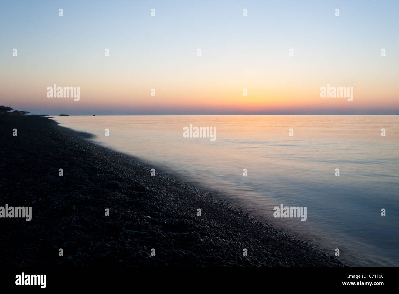 Alba sulla spiaggia di Kamari, Santorini, Grecia Foto Stock