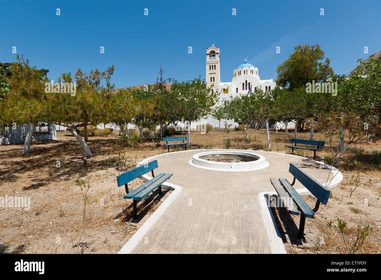 Chiesa Greca e del parco in Emborio, Santorini, Grecia Foto Stock