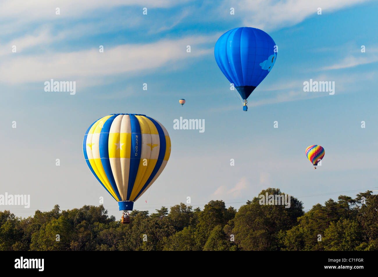 Una mongolfiera festival a Bealeton, Virginia / quattro i palloni ad aria calda battenti a diverse altitudini. Foto Stock