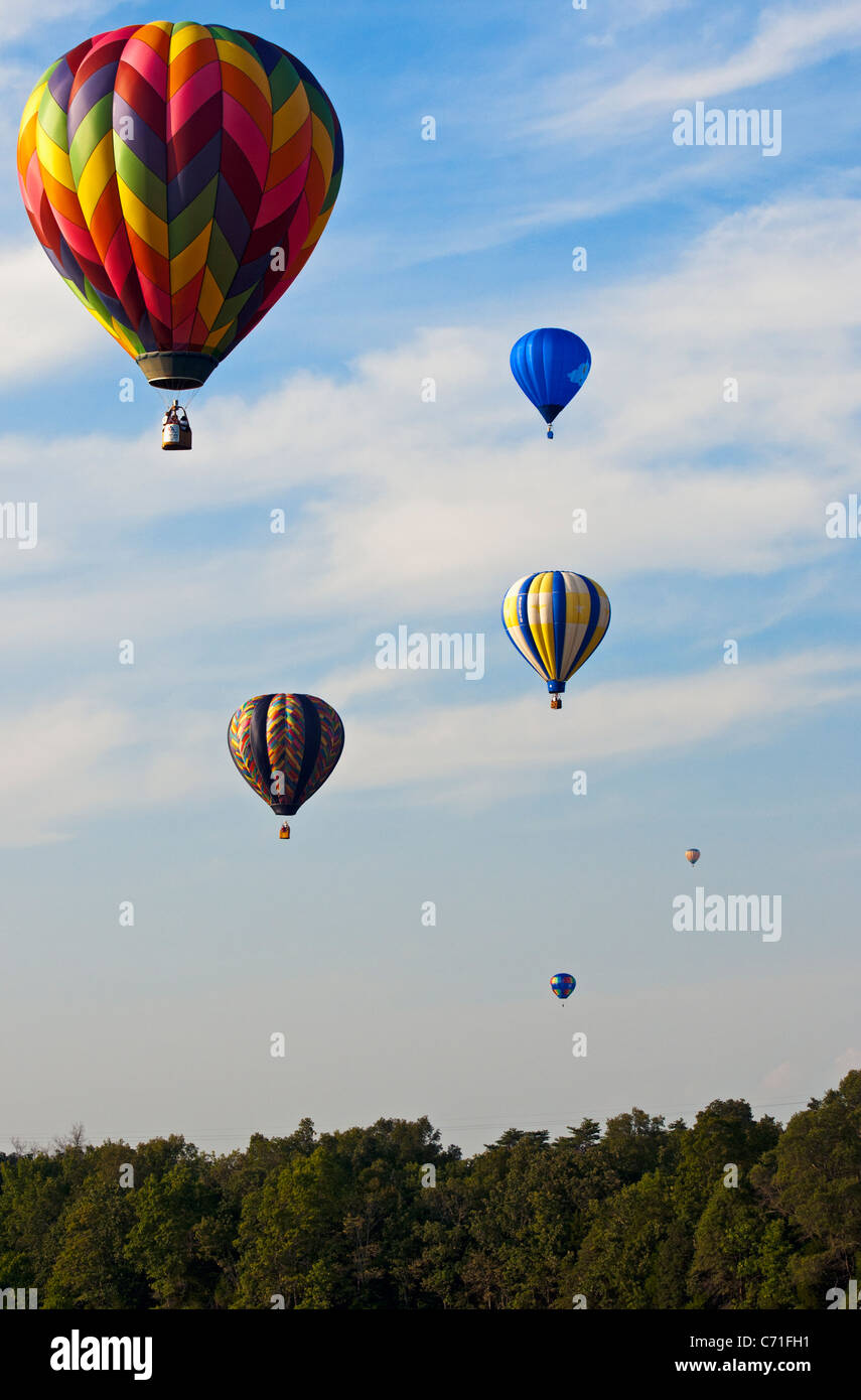 Una mongolfiera festival a Bealeton, Virginia / Sei i palloni ad aria calda battenti a diverse altitudini. Foto Stock