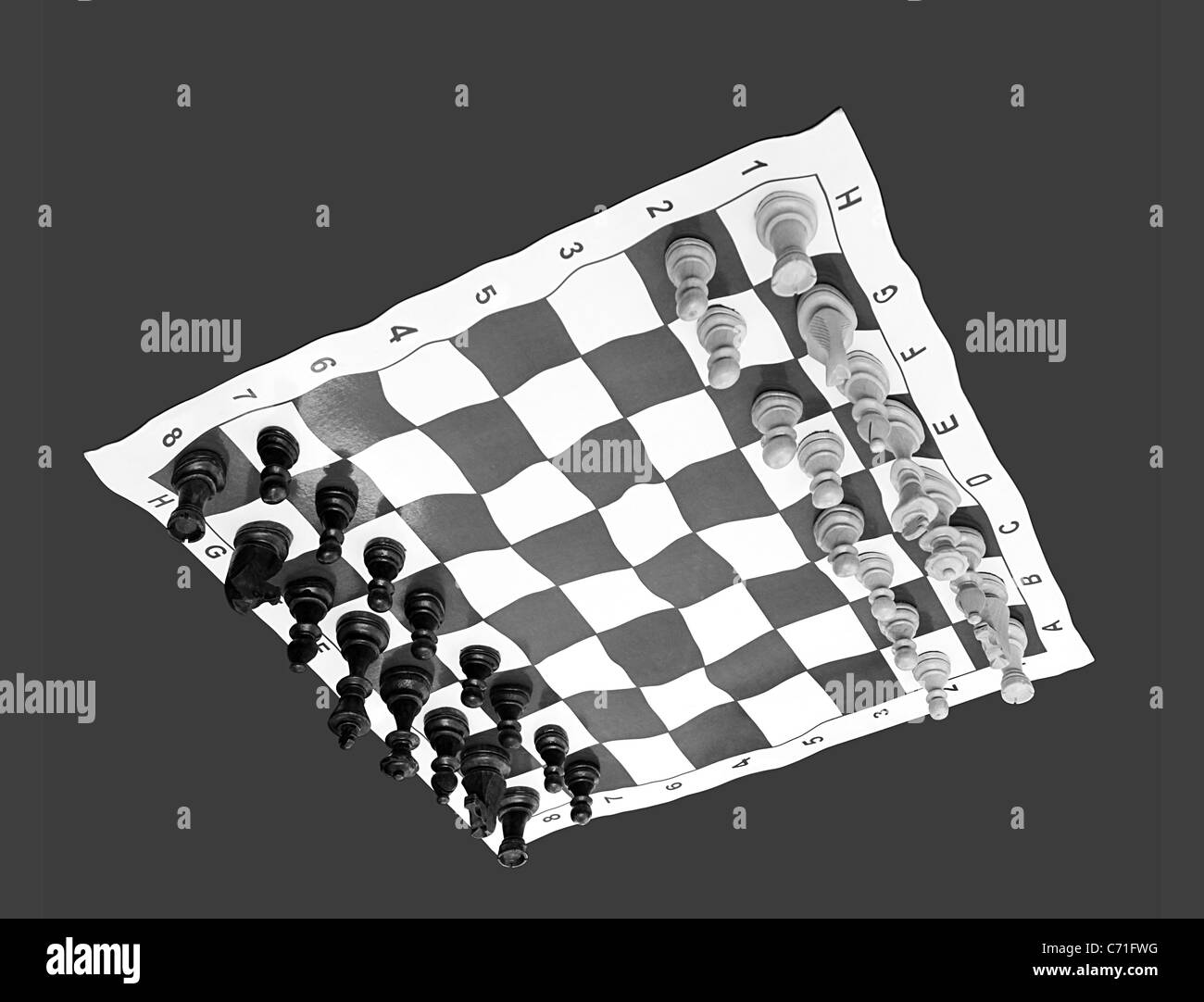 Pensare in modo spregiudicato: scacchiera liquefatto capovolto Foto Stock