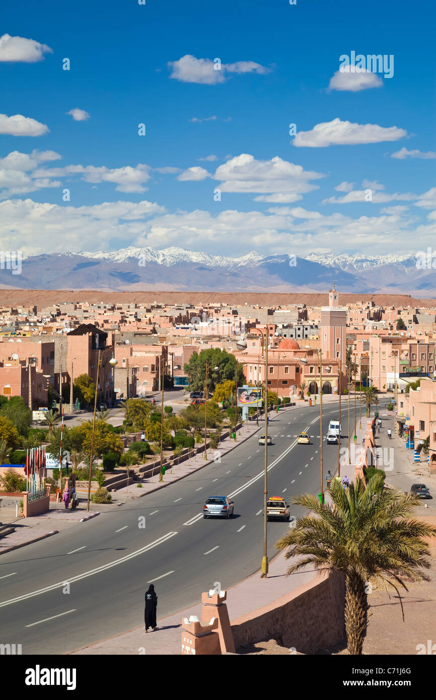 Atlante e la città di Quarzazate, Marocco, Africa nord-occidentale Foto Stock