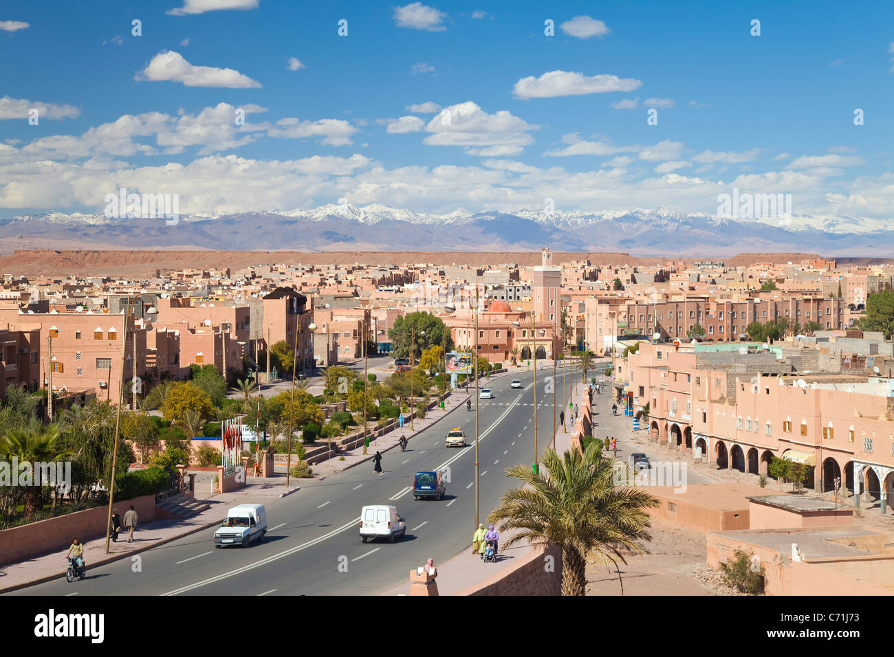 Atlante e la città di Ouarzazate, Marocco, Africa nord-occidentale Foto Stock