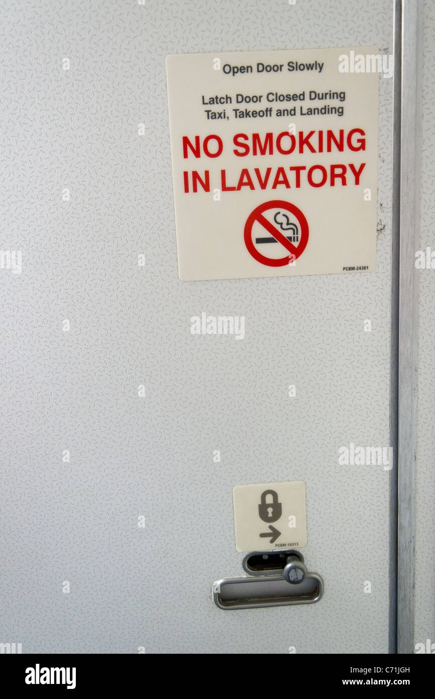 Toilette "vietato fumare" di segno e la serratura della porta Foto Stock