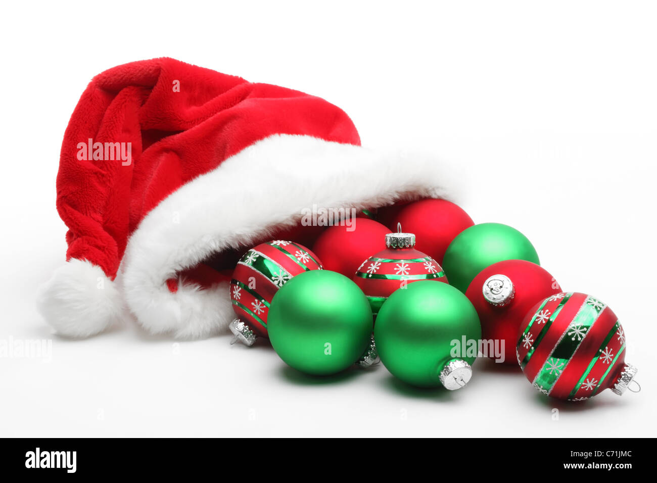 Santa Claus hat con sfere su sfondo bianco Foto Stock