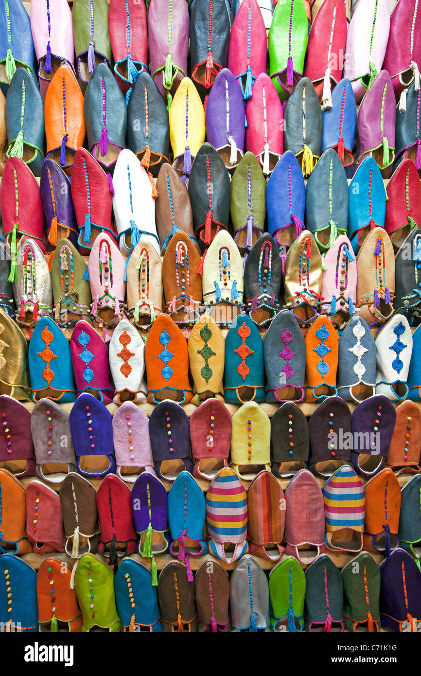In morbida pelle pantofole marocchino nel Souk, Medina, Marrakech, Marocco, Africa del Nord Foto Stock