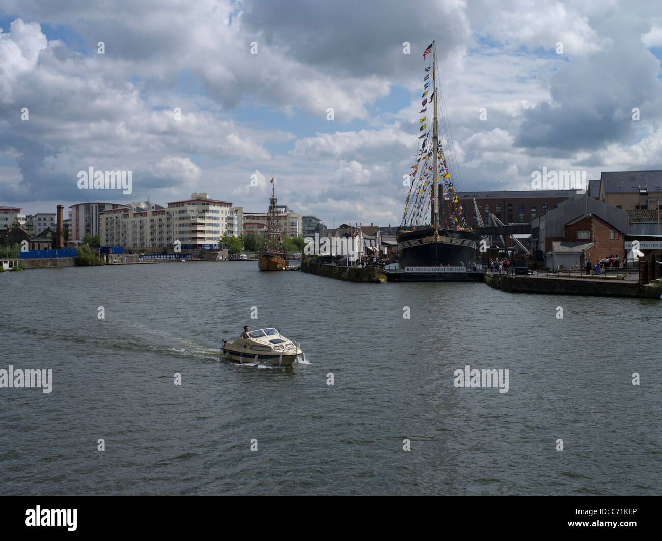 Dh DOCKS Bristol Bristol Motor Boat in floating Harbour e SS Gran Bretagna drydock Foto Stock