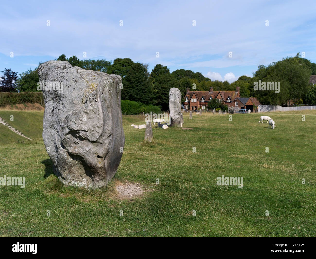 Dh Avebury Stone Circle AVEBURY WILTSHIRE permanente megalitico cerchio di pietra e casa di villaggio Foto Stock