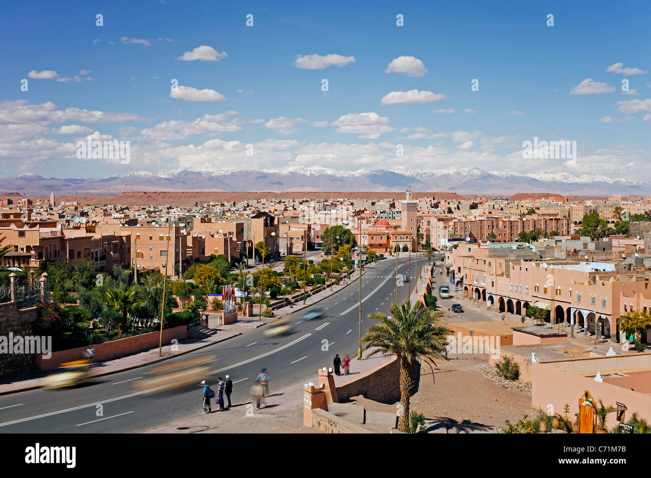 Atlante e la città di Ouarzazate, Marocco, Africa nord-occidentale Foto Stock