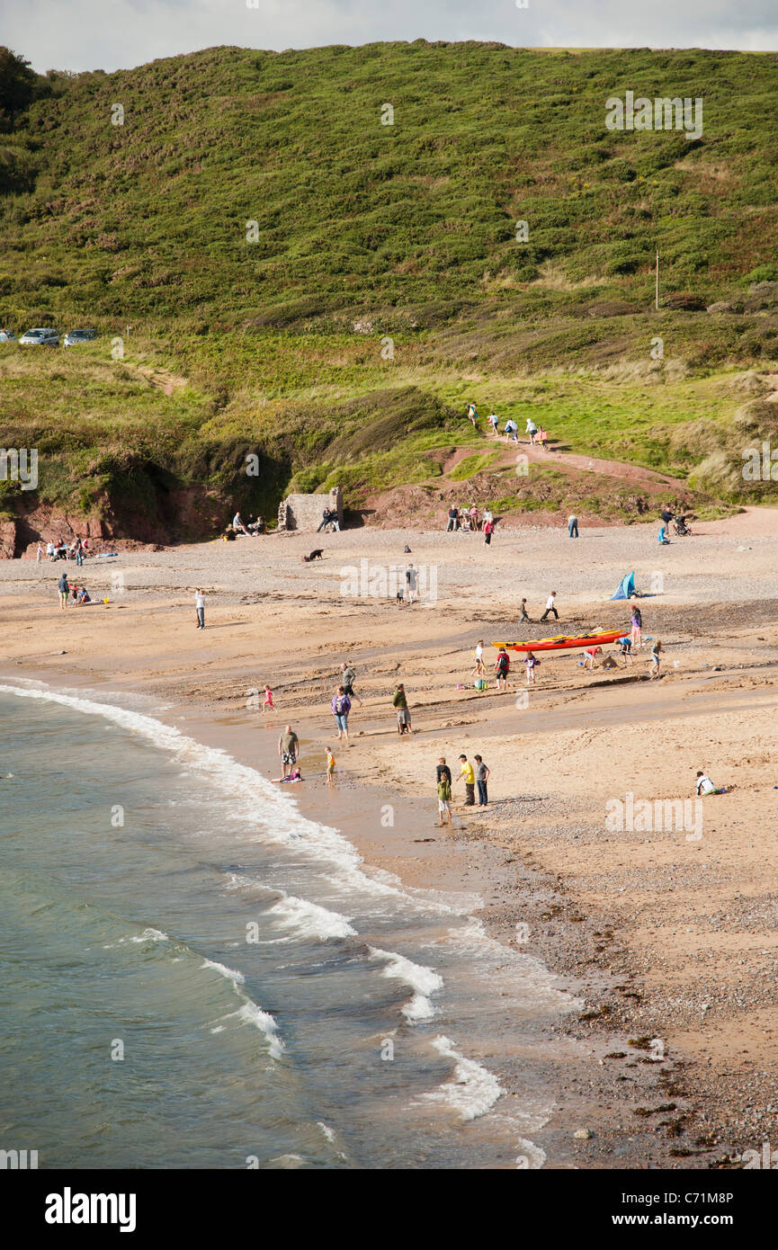 Agosto weekend festivo, vacanzieri su Manorbier Beach , Pembrokeshire Coast National Park, Wales UK 2011 Foto Stock