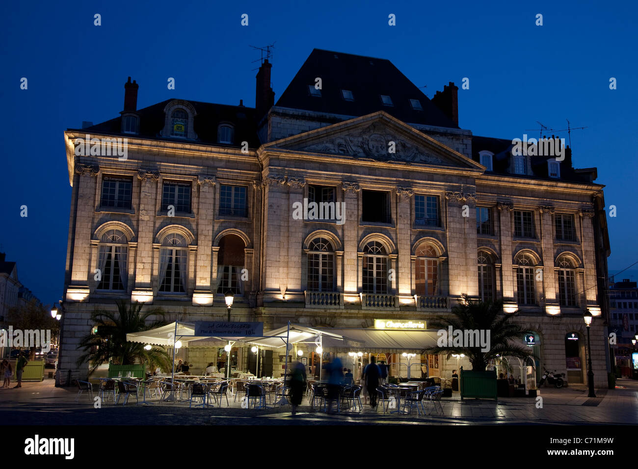 Chancellerie Ristorante e Bar illuminato di notte, Piazza Martroi, Orleans, Francia Foto Stock