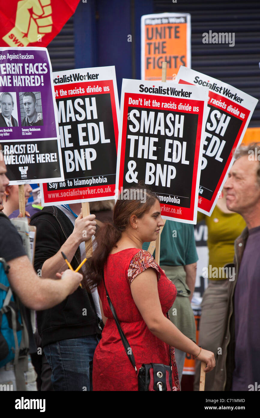 Unire le forze contro il fascismo manifestazione contro l'EDL. Whitechapel, a est di Londra. Questa zona è prevalentemente un'area asiatica. Foto Stock